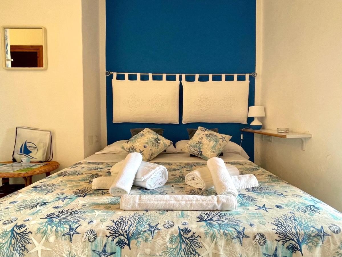 شقة San Teodoro Punta Est Delizioso Monolocale Vista Mare المظهر الخارجي الصورة